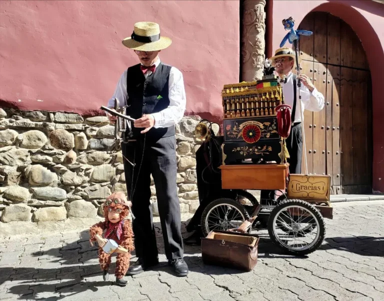 El organillero para toda la vida, Sergio Ríos sostiene a un personaje paceño