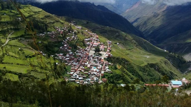 Gobernación prioriza su inversión en proyectos de infraestructura vial en Larecaja