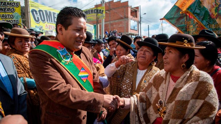 Con un repaso de obras y reconocimiento, Gobernador paceño festejó el 78 aniversario de Achocalla
