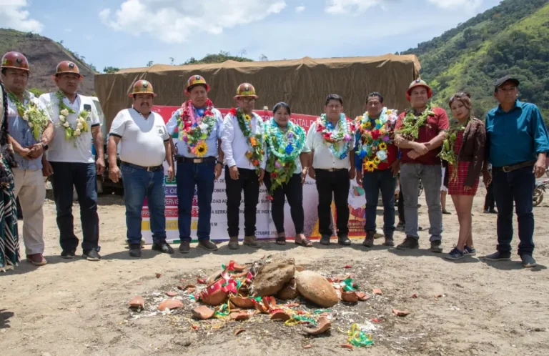 Llega la ayuda humanitaria a Tipuani y un puente vehicular está en construcción