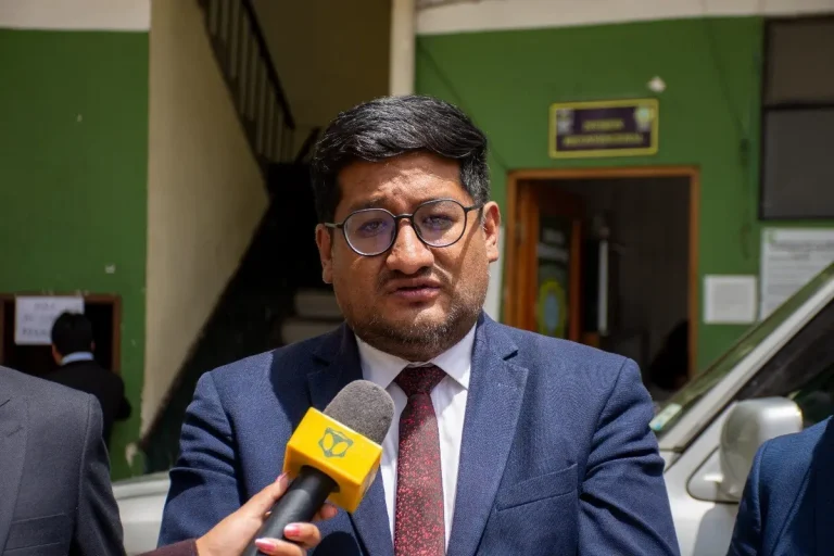 Gobernación de La Paz incoa denuncia a un exasistente que vendía cargos y falsificó documentos
