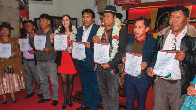 Cinco provincias paceñas reciben de la Gobernación equipos industriales para lácteos, alimentos y camélidos