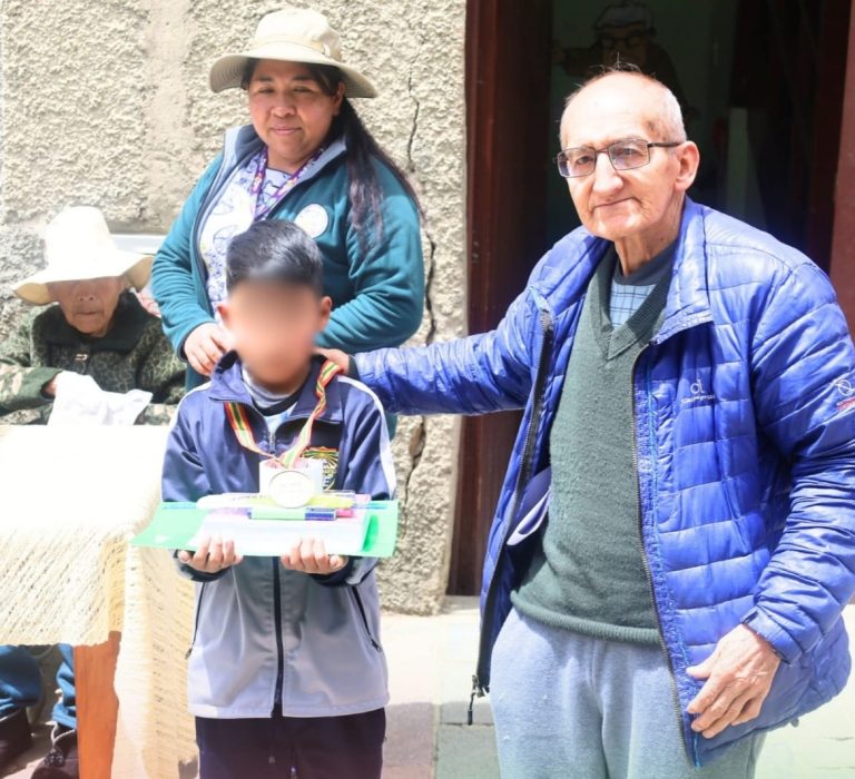 ‘Los adultos mayores somos como niños’: amor y empatía son lazos de dos generaciones