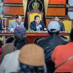 Gobernador Santos Quispe allana una ruta de soluciones para la junta de vecinos de Chasquipampa