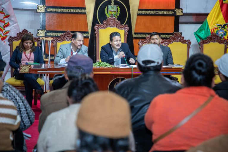 Gobernador Santos Quispe allana una ruta de soluciones para la junta de vecinos de Chasquipampa