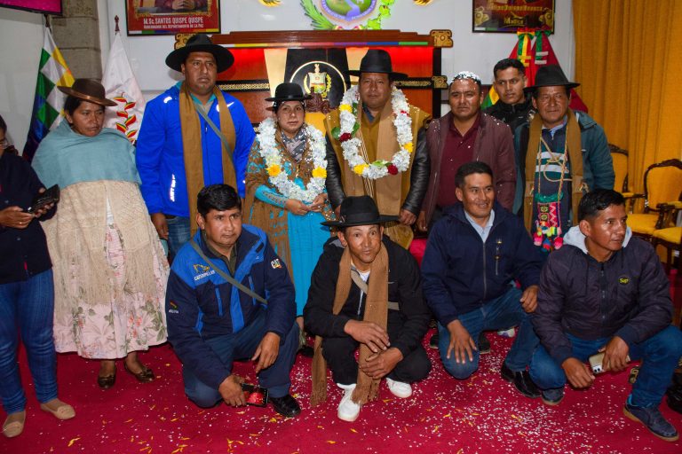 Gobernador Santos Quispe firma acuerdo con Inquisivi para sistema de riego