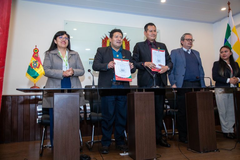 Santos Quispe firma convenio para construir un edificio y da un paso firme en la lucha contra la violencia