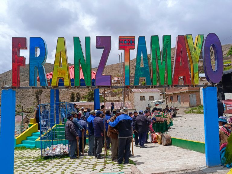 Ichoca celebra con el Gobernador Santos Quispe el inicio de obras para el puente Franz Tamayo
