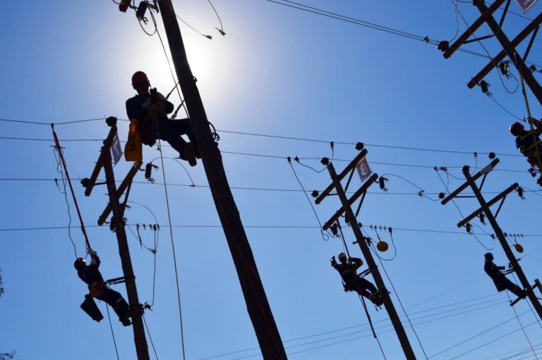 Las obras de electrificación, riego y ferias son una realidad; la Gobernación paceña invierte Bs 94,4 millones