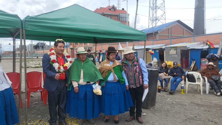 Santos Quispe destaca la sabiduría ancestral de la Organización de Artesanos Mixta Kantaty y otorga un reconocimiento