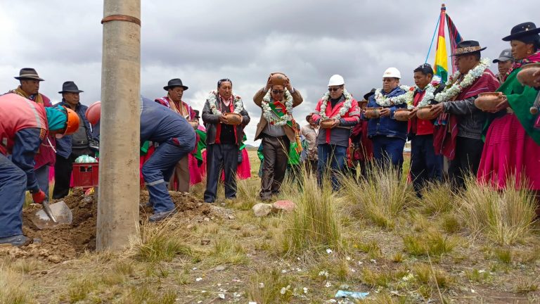 Por decisión de Santos Quispe la electricidad llega a Milluni Bajo en El Alto para mejorar las condiciones de vida