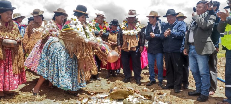 Comienzan las obras de un puente vehicular en Laja y Santos Quispe garantiza otro puente y pozos profundos