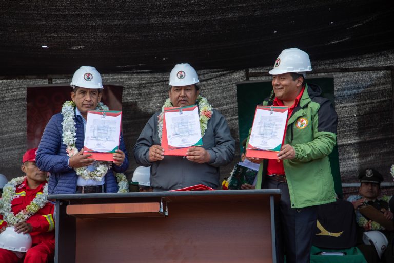 Provincia Caranavi se beneficia de pozos profundos con convenio firmado por el Gobernador Santos Quispe