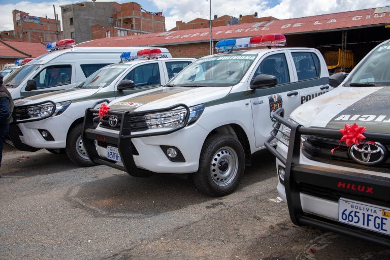 Gobernador de La Paz refuerza la seguridad ciudadana y dota a la Policía con vehículos y equipos de operación