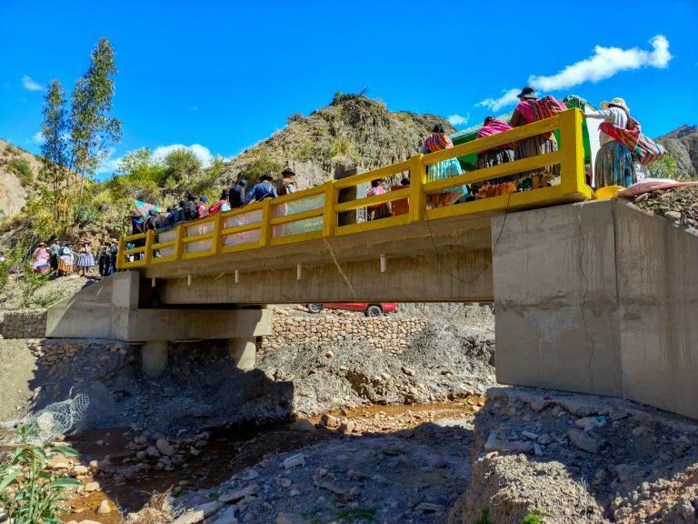 ¡Yaco celebra! Santos Quispe entrega puente vehicular Challoma Chico y firma convenio para impulsar la producción de frutas