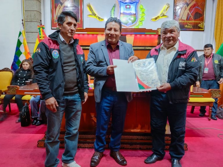 Gobernador Santos Quispe entrega personería jurídica a la Fejuve La Paz y fortalece la representación de juntas vecinales