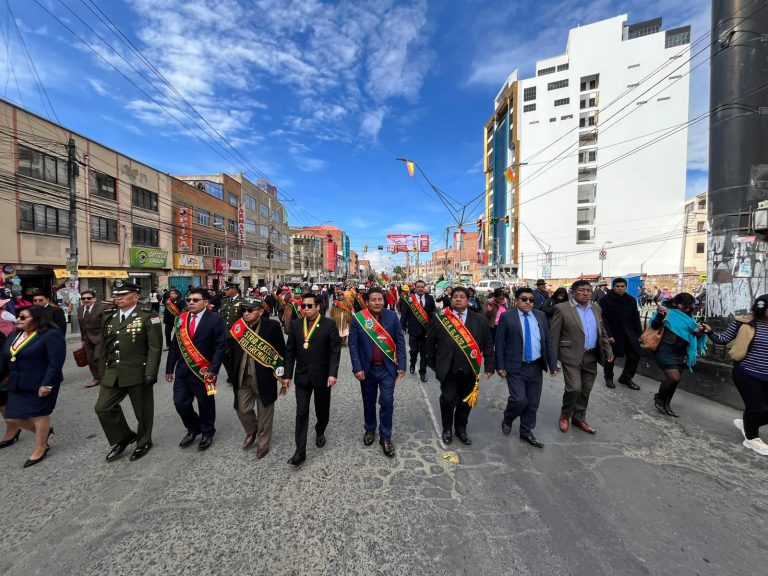 Gobernador paceño rinde homenaje a El Alto en desfile cívico y destaca inversión en el municipio