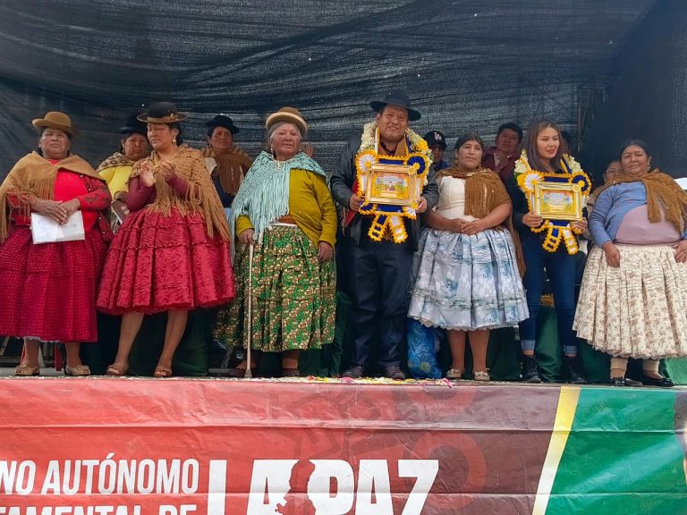 Comerciantes minoristas Central Pescaderas de El Alto Villa Tunari primera sección reciben su personería jurídica