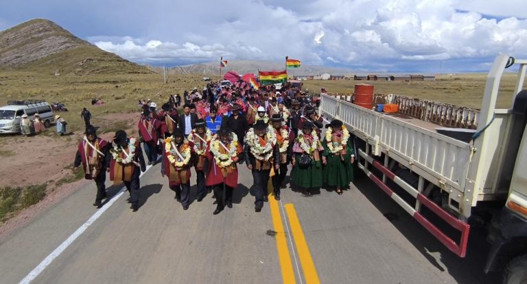 Municipio de Desaguadero estrena nueva carretera con el Gobernador Santos Quispe