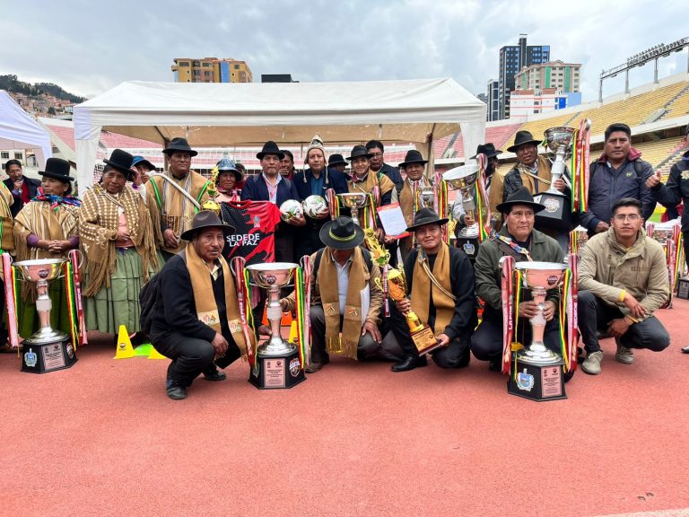 Gobernador paceño dota equipos de fútbol y trofeos para campeonato en las 20 provincias de La Paz