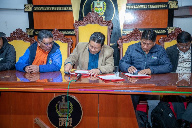 Gobernador paceño resuelve convenios y financiamiento para diferentes proyectos con una inversión mayor a los Bs 70,5 millones