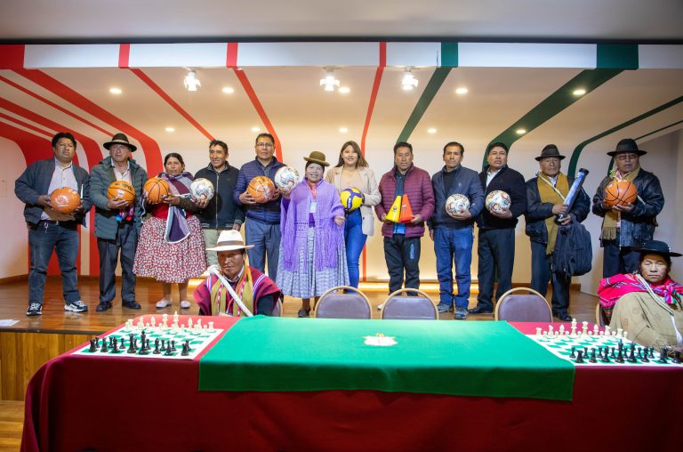 Ocho provincias reciben de la Gobernación paceña material deportivo para fortalecer a varias disciplinas