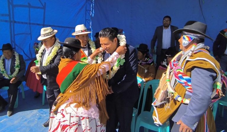 Gobernador Santos Quispe acompaña el 37 aniversario del municipio Waldo Ballivián