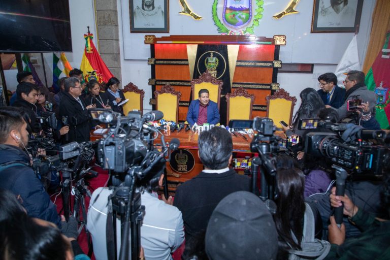 Santos Quispe promulga decreto que garantiza la transición de gestión en la Gobernación paceña