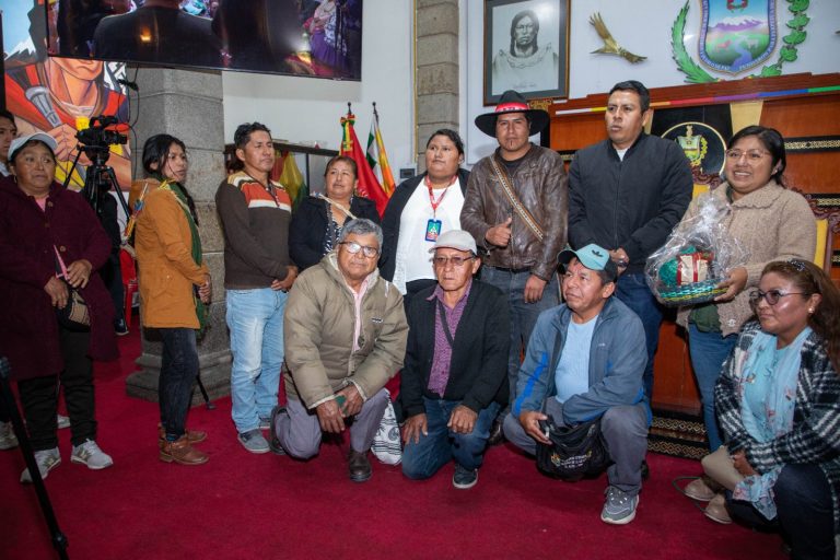 Con firma de convenios, la Gobernación paceña posibilita la construcción de dos sistemas de riego para Coroico e Inquisivi